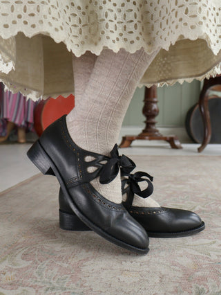 Early 1930s flats with cutouts - Black - Anna - memery