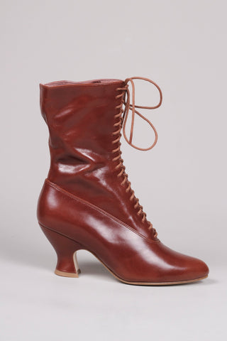 Feminine soft Edwardian style boot with pompadour heel, 1900 - 1915 - Cognac brown - Rose - memery