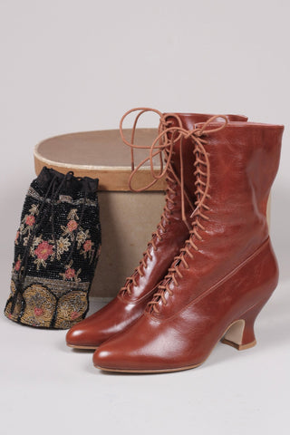 Feminine soft Edwardian style boot with pompadour heel, 1900 - 1915 - Cognac brown - Rose - memery