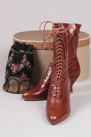 Feminine soft Edwardian style boot with pompadour heel, 1900 - 1915 - Cognac brown - Rose - memery