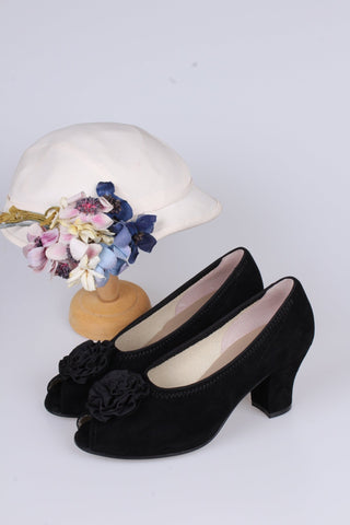 Late 1930s everyday suede pumps with rosetta, black, Jean - memery